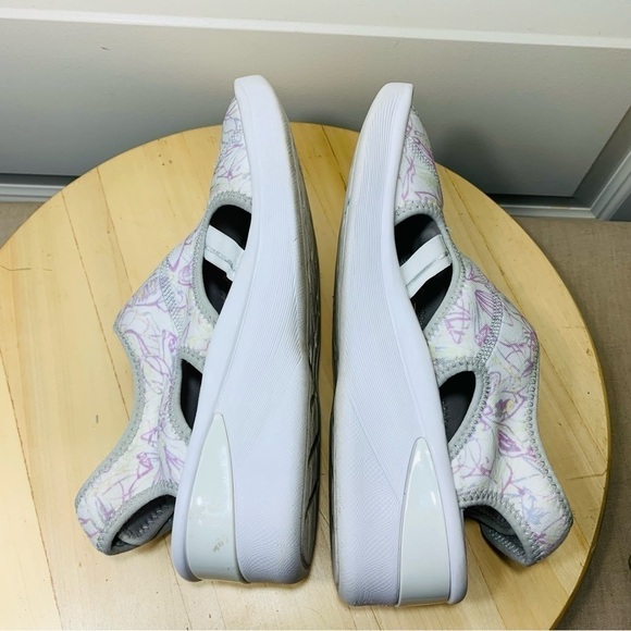 Bzees Spirit White Lilas Wedge Platform Sandals Comfort Floral Neoprene Shoes 9 - Picture 13 of 15